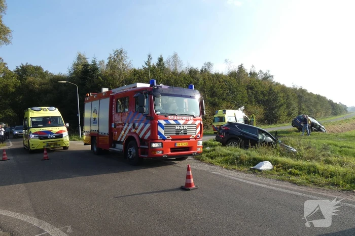 Twee auto's in de sloot door ongeval