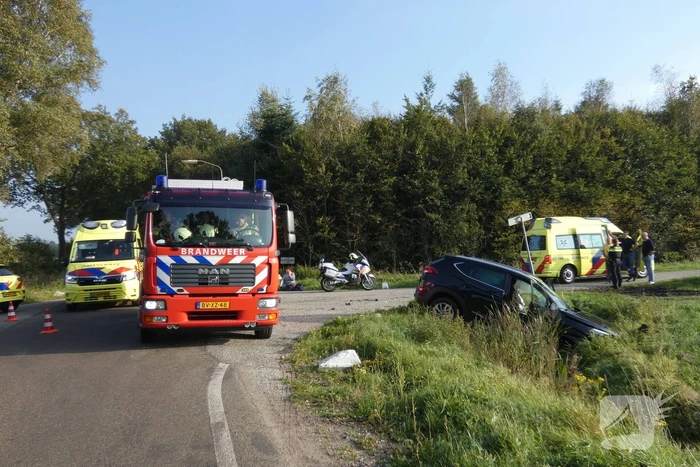 Twee auto's in de sloot door ongeval