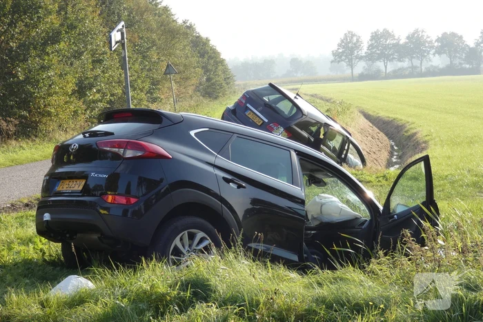 Twee auto's in de sloot door ongeval