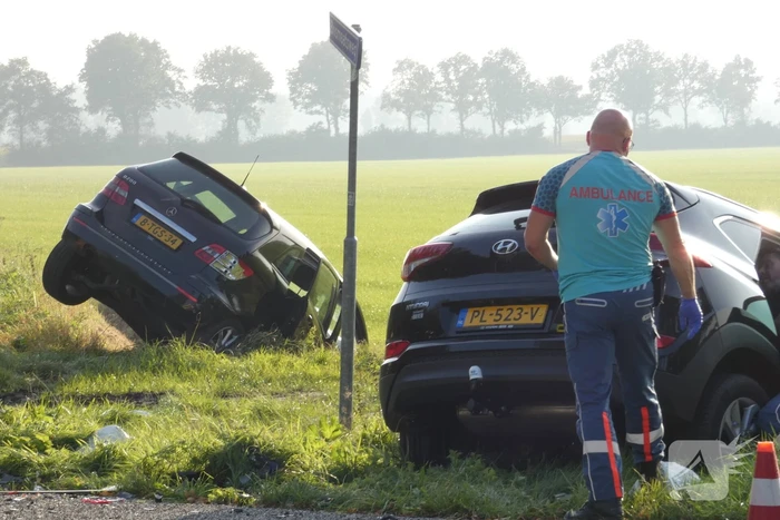 Twee auto's in de sloot door ongeval