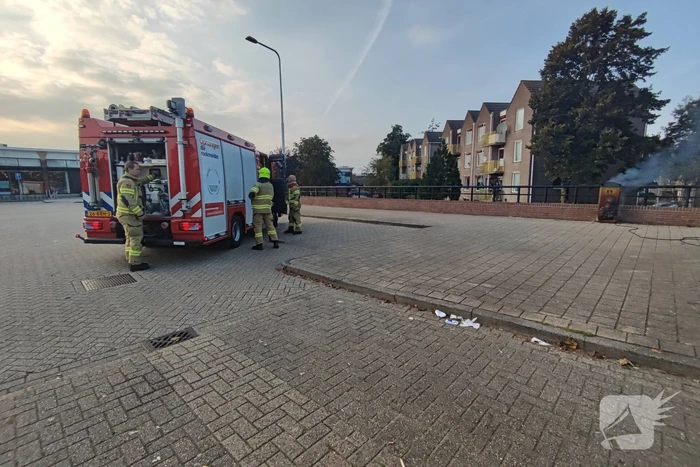 Prullenbak in brand op parkeerterrein