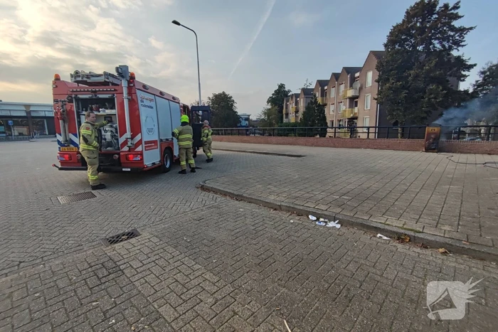 Prullenbak in brand op parkeerterrein