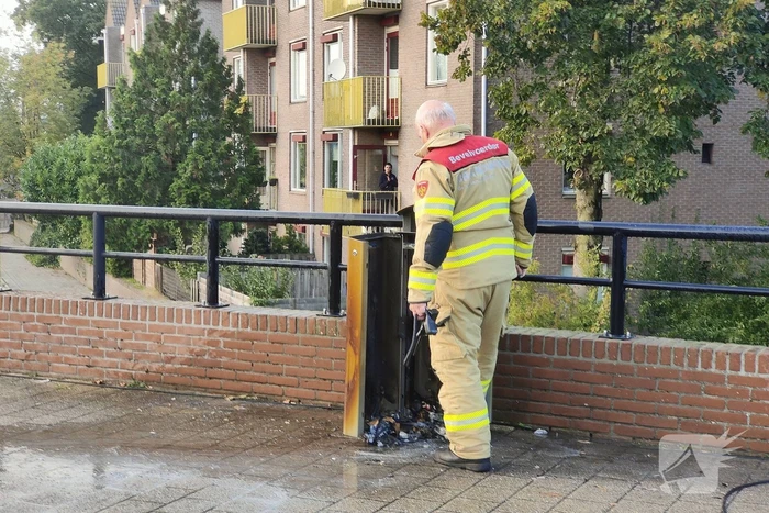 Prullenbak in brand op parkeerterrein