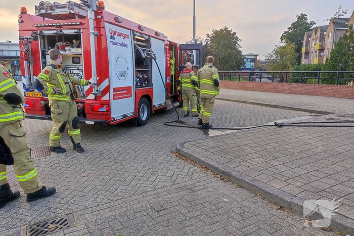 Prullenbak in brand op parkeerterrein
