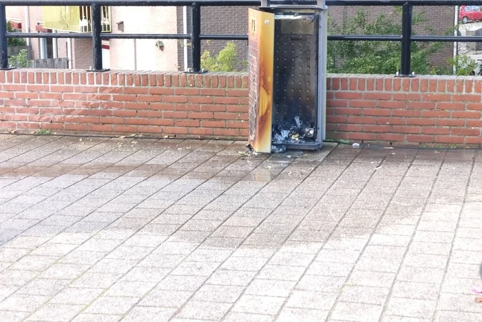 Prullenbak in brand op parkeerterrein