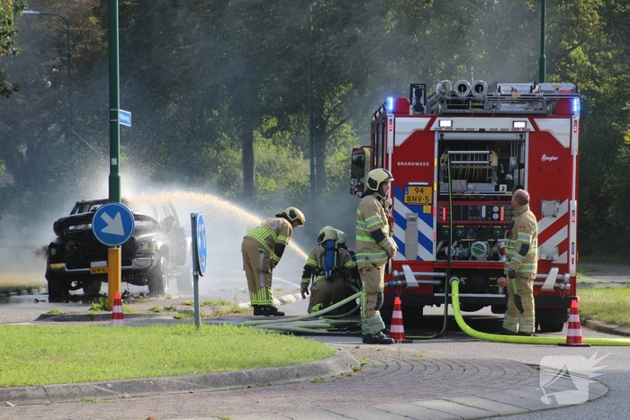 Auto vat vlam op rotonde