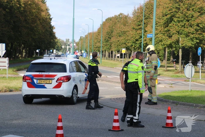 Auto vat vlam op rotonde