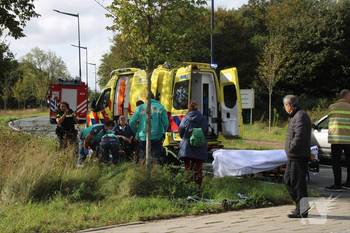 Jongedame op fiets aangereden op rotonde