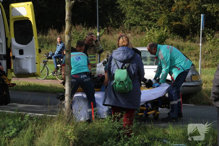 Jongedame op fiets aangereden op rotonde