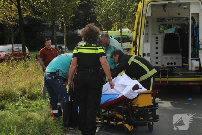 Jongedame op fiets aangereden op rotonde