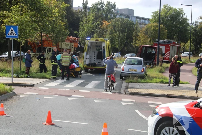 Jongedame op fiets aangereden op rotonde