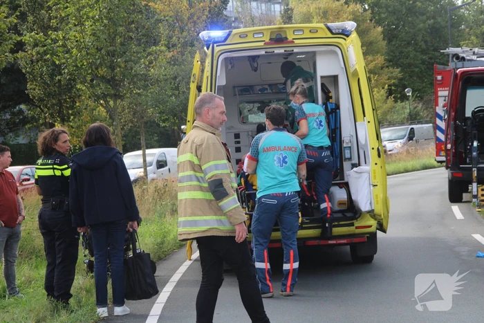 Jongedame op fiets aangereden op rotonde