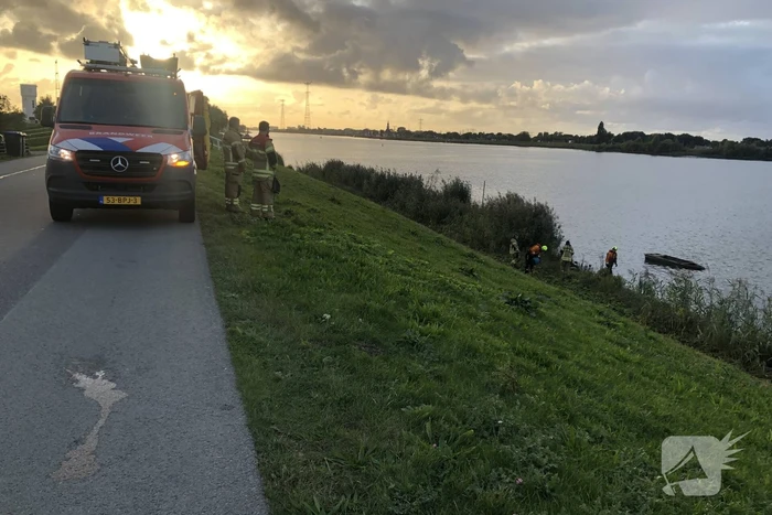 Hulpdiensten ingezet voor gezonken boot