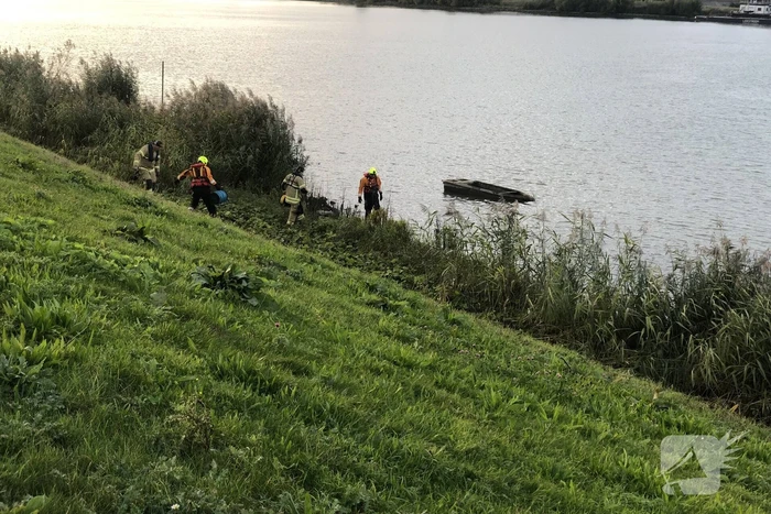 Hulpdiensten ingezet voor gezonken boot