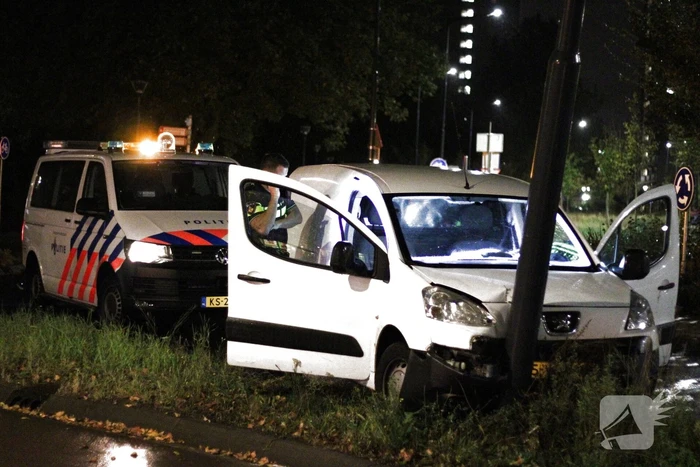 Bestuurder eindigt tegen verkeerspaal