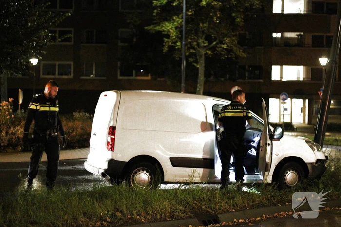 Bestuurder eindigt tegen verkeerspaal