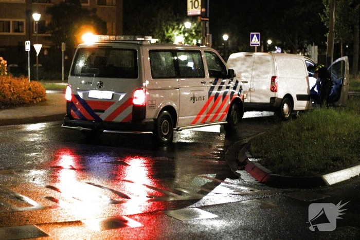 Bestuurder eindigt tegen verkeerspaal