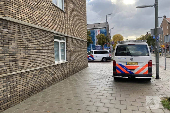Twee getinte jongens in PostNL-kleding plegen woningoverval