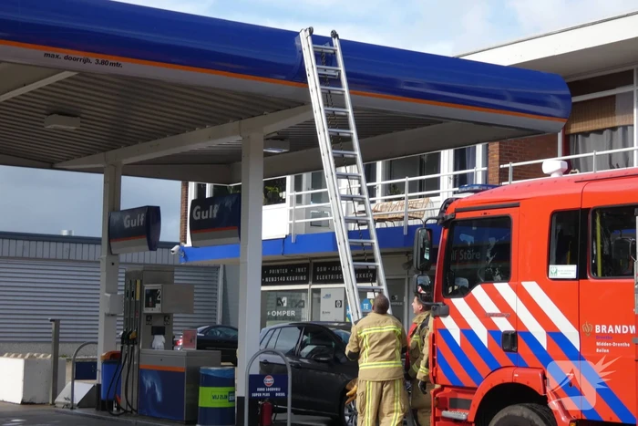 Gewonde zwaan gered van dak Gulf-tankstation