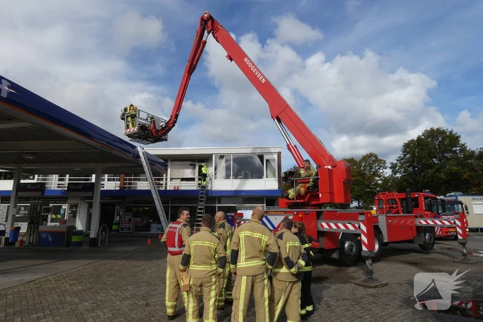 Gewonde zwaan gered van dak Gulf-tankstation