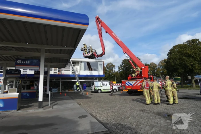 Gewonde zwaan gered van dak Gulf-tankstation