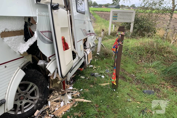 Automobilist rijdt caravan vast tussen grenspalen