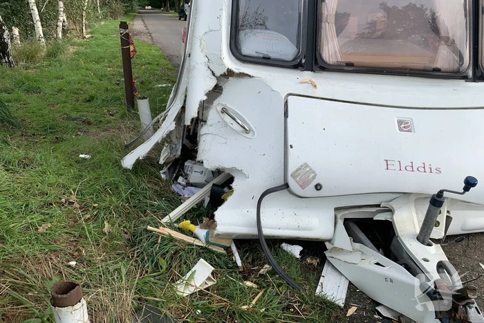 Automobilist rijdt caravan vast tussen grenspalen