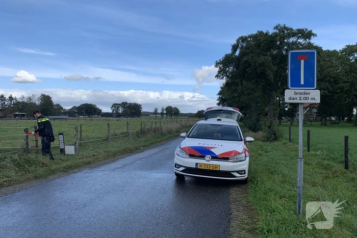 Automobilist rijdt caravan vast tussen grenspalen