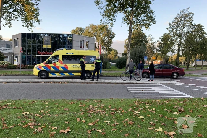 Overstekende mountainbiker botst met auto