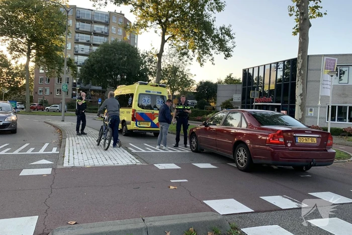 Overstekende mountainbiker botst met auto