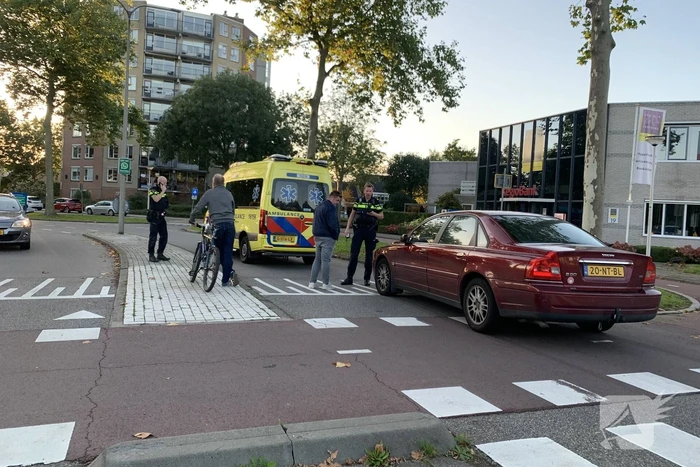 Overstekende mountainbiker botst met auto