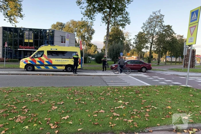 Overstekende mountainbiker botst met auto