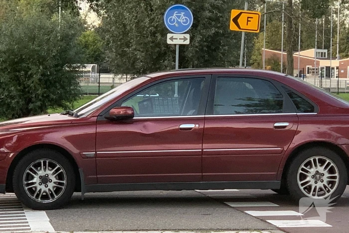 Overstekende mountainbiker botst met auto