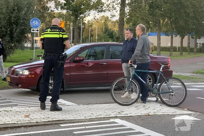 Overstekende mountainbiker botst met auto