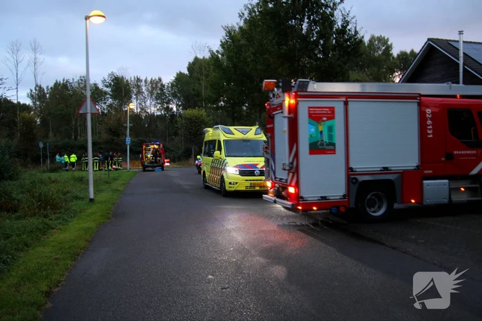 Zoekactie in water na vondst scooter in sloot