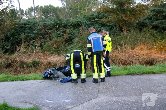 Zoekactie in water na vondst scooter in sloot