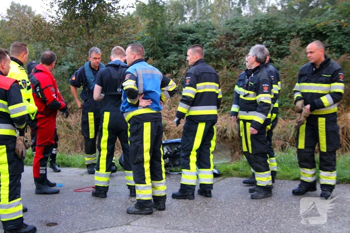 Zoekactie in water na vondst scooter in sloot