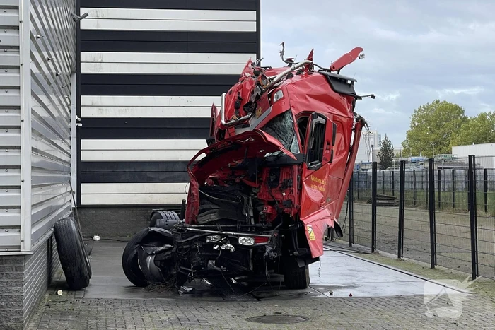 Vrachtwagens enorm beschadigd na ongeval