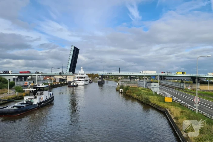 Jachtschepen Kaaimaneiland trekken veel bekijks