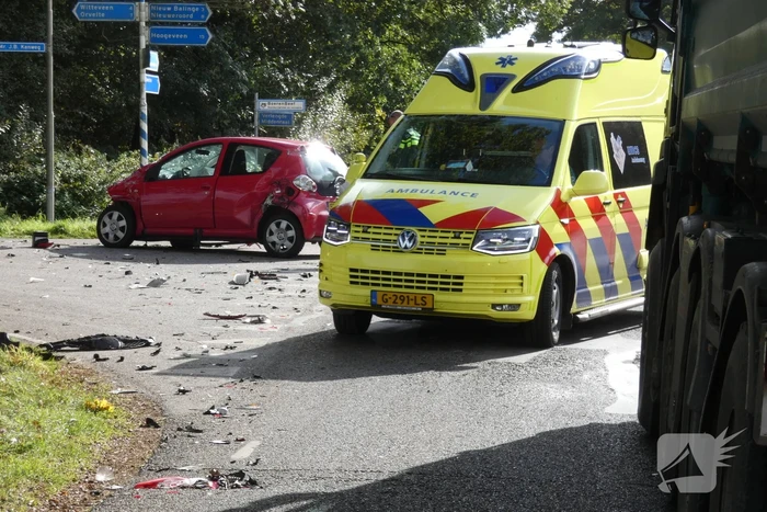 Auto loopt flinke schade op bij botsing met vrachtwagen