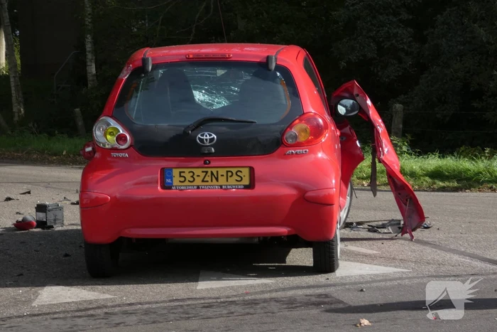 Auto loopt flinke schade op bij botsing met vrachtwagen