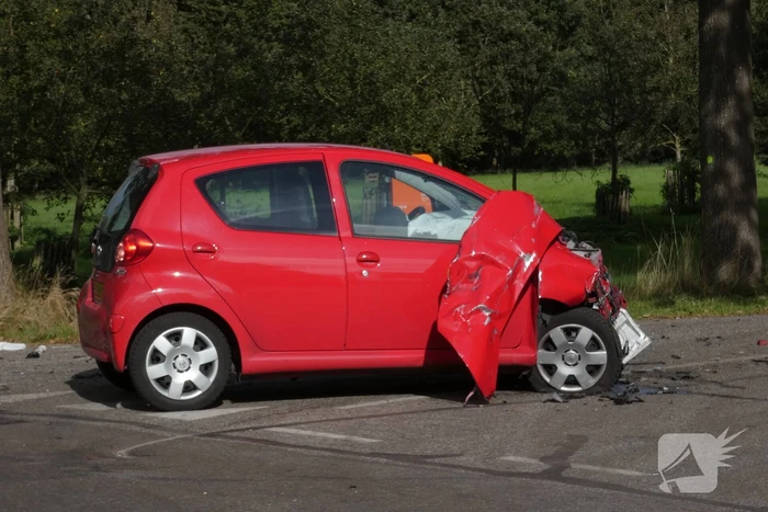 Auto loopt flinke schade op bij botsing met vrachtwagen