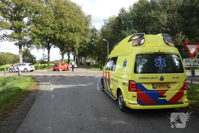 Auto loopt flinke schade op bij botsing met vrachtwagen