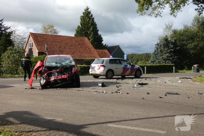 Auto loopt flinke schade op bij botsing met vrachtwagen
