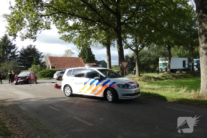 Auto loopt flinke schade op bij botsing met vrachtwagen