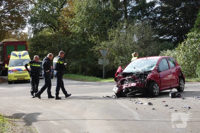 Auto loopt flinke schade op bij botsing met vrachtwagen