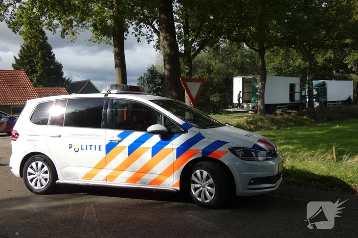 Auto loopt flinke schade op bij botsing met vrachtwagen