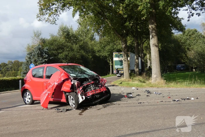Auto loopt flinke schade op bij botsing met vrachtwagen
