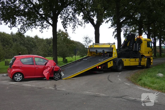 Auto loopt flinke schade op bij botsing met vrachtwagen