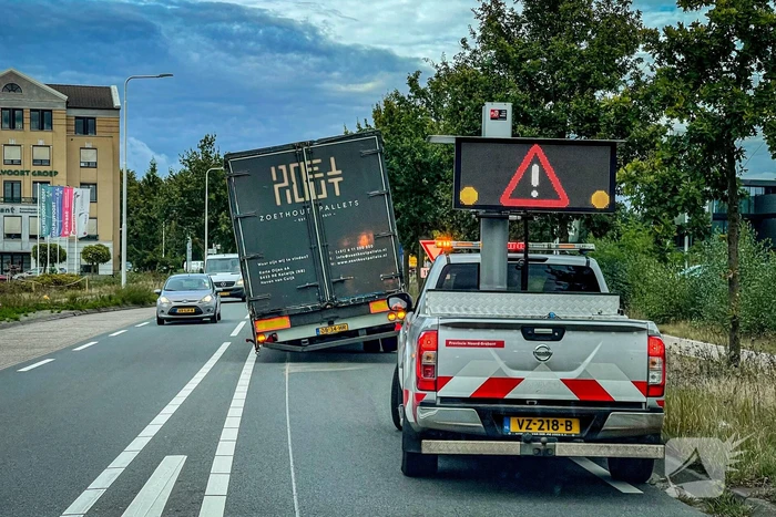 Vrachtwagen strandt door losgelopen wiel